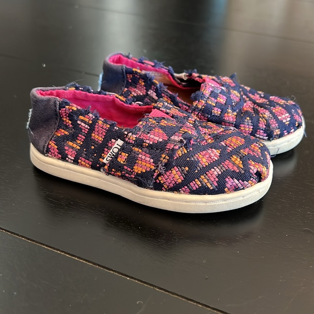 Toms slip on shoes - Size Toddler 6